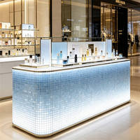 Présentoir de Comptoir Moderne pour Cosmétiques et Maquillage avec Boîte à Lumière LED pour Centre Commercial et Magasin