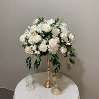 Centre de table floral artificiel vintage exquis avec verdure et boule de fleurs blanches pour mariage, demande en mariage et décoration de table de fête