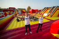 Parc gonflable à thème ninja excitant, parc d'attractions gonflable avec trampolines, aire de jeux gonflable avec parcours d'obstacles