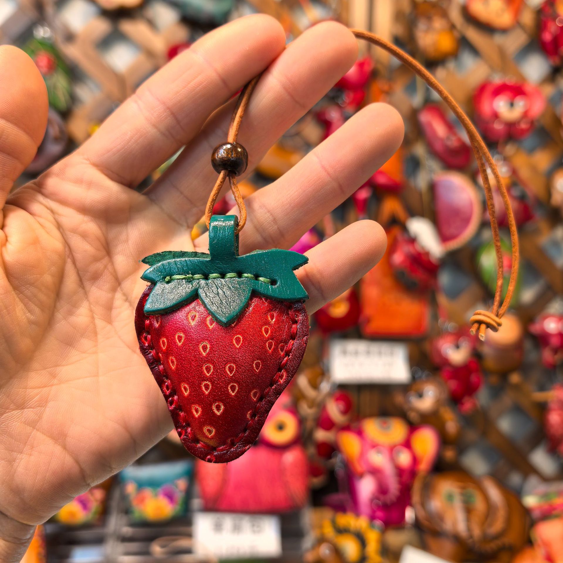 Pendentif fraise rouge cousu main