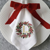 Serviettes en coton et lin blanc personnalisées avec monogramme et broderie de roses, bord plissé à volants pour la décoration de table de Noël