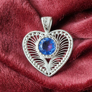 จี้หัวใจเงินสเตอร์ลิงทำด้วยมือ925อัญมณีแทนซาไนต์สีน้ำเงิน - Product Image 1