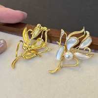 Broche en pétales d'orchidée dorés, perles d'eau douce blanches naturelles de 7-8 mm, design de fleur de flamme de luxe léger pour les occasions de cadeaux