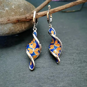 Boucles d'oreilles pendantes en forme de fleur plaquées argent pour femmes, bijoux de fête vintage en alliage avec design en émail bleu et orange - Product Image 4