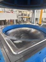 Presse hydraulique de 315 tonnes pour plaques de réservoirs d'eau en acier inoxydable. Procédé de moulage et d'étirage de réservoirs d'eau à trois essieux et quatre colonnes.