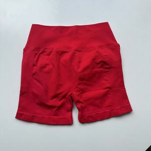 Completo Sportivo da Palestra Hot Seamless con Logo Personalizzato, Pantaloncini Push-Up Arricciati e Reggiseno Nero Incrociato per <span class=keywords><strong>Abbigliamento</strong></span> Sportivo da Donna Outdoor - Product Image 5