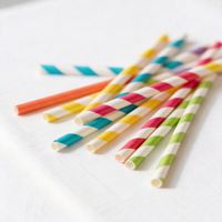 Pailles en papier jetables biodégradables personnalisables de 6 mm, 8 mm, 12 mm, avec rayures rouges et 10 couleurs variées