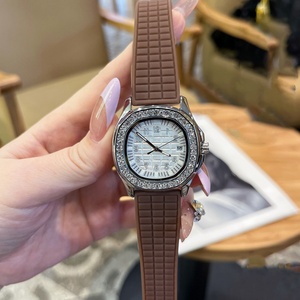 Montre à quartz élégante et luxueuse pour homme avec chiffres arabes, lunette incrustée de diamants, bracelet en silicone gaufré bordeaux, montre étanche - Product Image 3