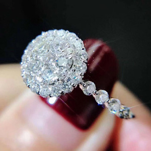 Anello di fidanzamento rotondo con zirconi cubici da donna, fascia in cristallo simulato alla moda con stile classico - Product Image 3