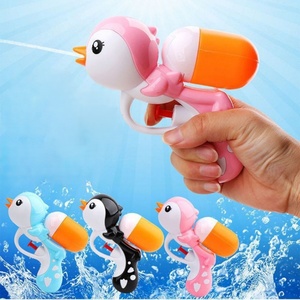 Pistolas de Agua de Pingüino Mini de Alta Calidad para Niños, Juguetes de Plástico para Salpicar Agua en la Playa, Diseño de Dibujos Animados, Protección Ambiental - Product Image 1