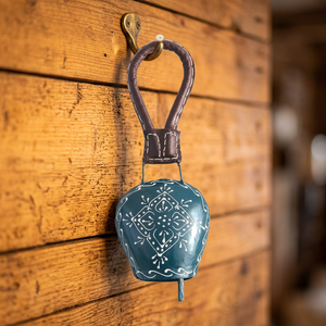 Campana Metálica Hecha a Mano para Colgar en la Pared, Decoración Azul con Patrón Blanco, Estilo Tradicional, Decoración Navideña para Interiores - Product Image 6