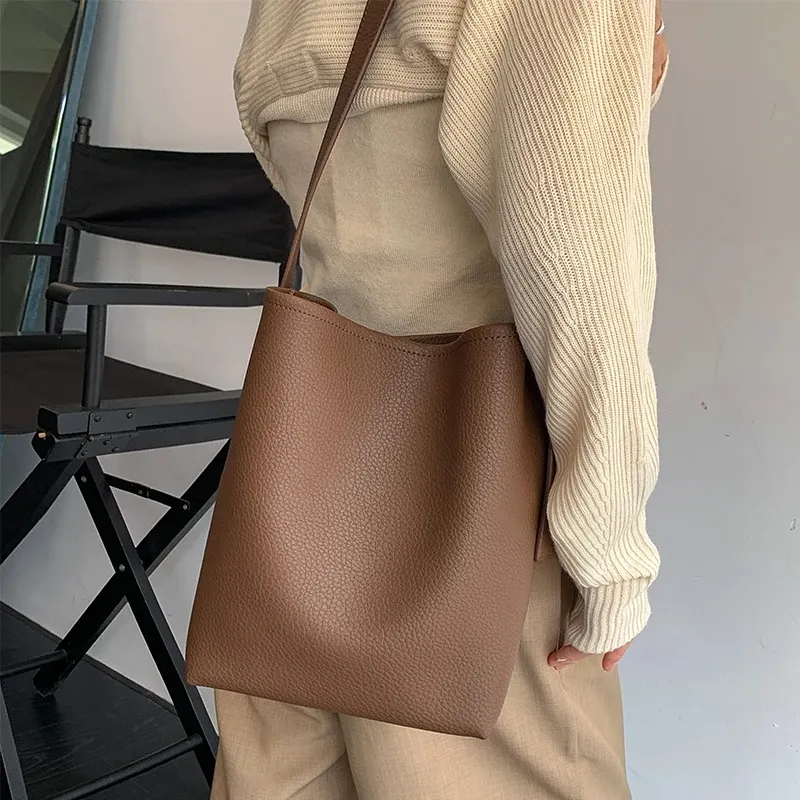 Женская сумка-мешок из натуральной кожи