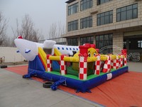 Château gonflable avec plusieurs sections pour le divertissement en parc, obstacle pour le plaisir des enfants en plein air