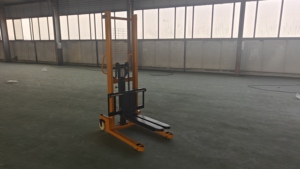 नया मॉडल हाइड्रोलिक समायोज्य फोर्क 2 टन 2 मीटर मैनुअल स्टेकर - Product Image 6
