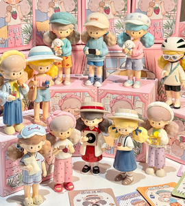 Molinta Licorne Série 'Little Holiday' Boîtes aveugles en PVC à la mode Figurines réconfortantes Trouver les créatures magiques de petites vacances - Product Image 5