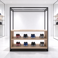 Présentoir à vêtements en métal noir avec étagère en bois clair, tringle de suspension et étagère à chaussures, certifié CE ETL, pour vente en gros et boutiques