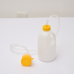 Orinal Portátil de Plástico de 1700 ml con Tubo de 90 cm para Pacientes Postrados en Cama - Product Image 1