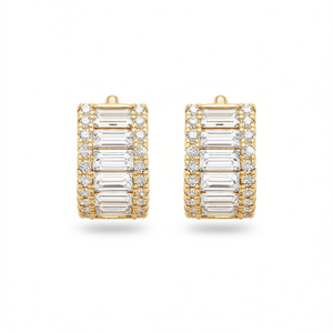 Pendientes Huggie E2110 de Oro con Circonita Cúbica de Corte Esmeralda y Engaste de Canal para Mujer, Joyería Clásica de Moda para Fiesta - Product Image 1