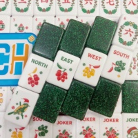 Jeu de Mahjong Américain de Luxe avec Tuiles Festives, Motif Holly et Père Noël, Idéal pour Cadeau de Noël, Présentation en Couches pour Vente au Détail