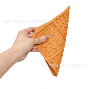 Tapis d'alimentation lente pour animaux de compagnie, carré, en silicone, hexagonal, à quatre compartiments, pour l'alimentation des chats et des chiens - Product Image 4