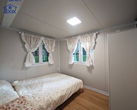 Maison conteneur extensible de style pastoral avec 2 chambres, salle de bain, cuisine et toit en A, porche avant pour la vie de famille