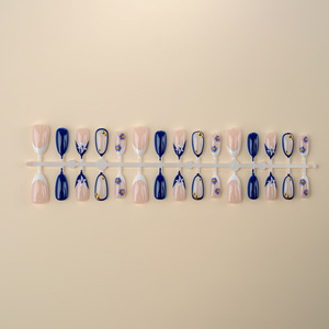 Faux ongles courts en amande pour femmes, à porter au quotidien, style français, avec fleurs bleues dessinées à la main et clous dorés, à presser, pour femme de bureau - Product Image 5