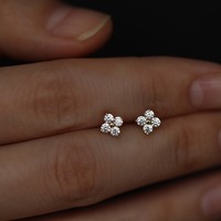 Boucles d'oreilles mini trèfle porte-bonheur en argent sterling S925 plaqué or 18 carats, personnalisables en usine, hypoallergéniques, parfaites pour un usage quotidien