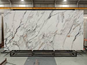 Baldosas de Piedra Artificial de Porcelana Sinterizada con Aspecto de Mármol Calacatta Blanco con Vetas Doradas de Alta Calidad, 1600x3200 mm - Product Image 1