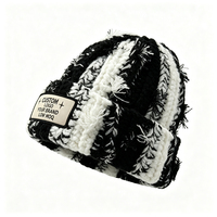 Bonnet en tricot shaggy vieilli style vintage, rayures contrastées noir et blanc, personnalisable avec logo, faible MOQ, vente en gros