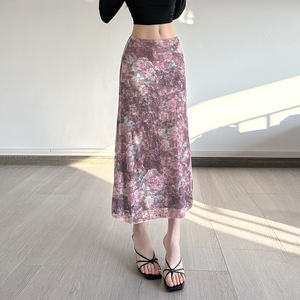 Jupe midi élégante à taille basse avec imprimé rose vintage, patchwork de dentelle et double couche de tulle, coupe ajustée - Product Image 3