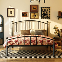 Venta al por mayor de fábrica: Estructura de cama metálica con listones arqueados, cabecero y pie de cama curvos con remates de bola, cama de plataforma de hierro