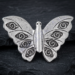 Colgante de mariposa liso de plata de ley 925, elegante y fino, collar unisex para uso diario. - Product Image 1