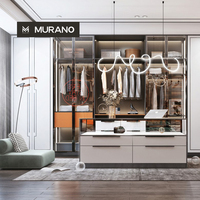 Luxuriöser begehbarer Kleiderschrank mit zentraler Inselkommode und mehrzonenförmigem Stauraum – Modulares Schranksystem für schlüsselfertige Einrichtung