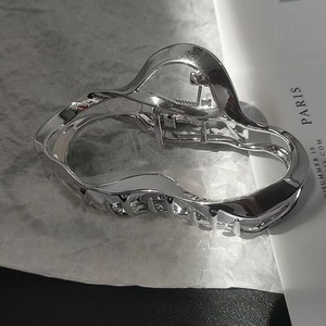 Pinces à <span class=keywords><strong>cheveux</strong></span> en <span class=keywords><strong>crabe</strong></span> simple et élégant de 9cm pour femmes filles coréennes creuses géométriques croisées accessoires de <span class=keywords><strong>cheveux</strong></span> de griffe de <span class=keywords><strong>cheveux</strong></span> de bain - Product Image 4