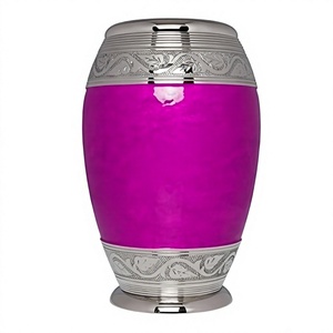 Urne artisanale en laiton avec surface brillante pour commémorer les animaux de compagnie et les proches bien-aimés par Axiom Home Accents - Product Image 1