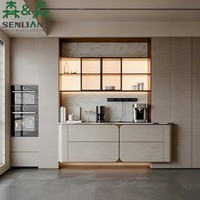 Buffet minimaliste avec station à café intégrée, quatre tiroirs arrondis, crédence en marbre et dessus en verre