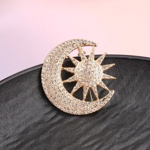 Broche vintage soleil et lune avec design étincelant, accessoires parfaits pour offrir en cadeau à des amis au quotidien - Product Image 2