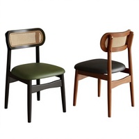 Moderner Rattan-Esszimmerstuhl Eleganter Massivholzrahmen Mid-Century Komfortabler Gepolsterter Rattanstuhl für Wohnzimmer und Zuhause