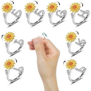 Anillos al por mayor con 26 letras iniciales, personalizados con circonitas pavé, chapados en oro sobre cobre, giratorios con diseño de girasol, joyería para aliviar la ansiedad para mujer - Product Image 4