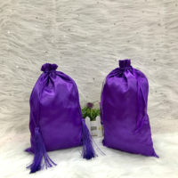 Sacs de luxe noir et or pour le shopping, sacs de rangement pour mèches de cheveux et perruques en soie avec cordon de serrage, sacs d'emballage en satin pour cheveux avec logo personnalisé et couleur au choix