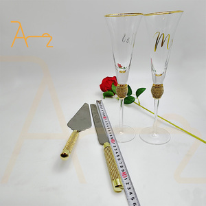 Coupe de trompette en verre à champagne avec bordure en or de luxe Ensemble de couteaux à gâteau en diamant doré pour les fêtes d'anniversaire de mariage - Product Image 3