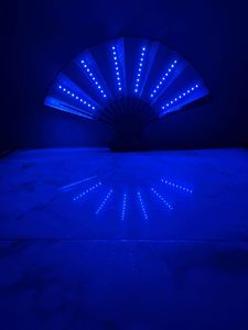 Ventilador de Mano LED Plegable, Ventilador Decorativo de Bambú con Luz, Ventilador de Papel con Destellos para Fiestas - Product Image 3