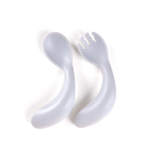 Artículos para bebés Cuchara con mango torcido Bebé Aprender a comer Entrenamiento Cuchara curva para bebés Tenedor Juego <span class=keywords><strong>de</strong></span> cubiertos - Product Image 3