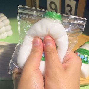 ของเล่นบีบว้าว่าฮ่า แบบยืดหยุ่นช้า กลิ่นนมแคลเซียม ดีไซน์ขวดนม ของเล่นรูปสัตว์สำหรับเด็ก - Product Image 5