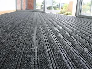 Dalles de tapis d'entrée modulaires P-Grip, revêtement de sol en PVC commercial à grille ouverte, drainage de l'eau et grattoir à saleté, tapis à emboîtement - Product Image 5
