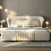 Lit double king size de luxe en cuir véritable, mobilier moderne pour chambre principale, cadre de lit rembourré couleur crème pour projet de villa