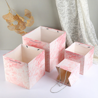 Sacs cadeaux en papier kraft blanc de luxe avec logo personnalisé, impression numérique et poignées en ruban pour l'emballage de boutiques et de commerces de détail