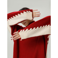 Pull en cachemire tricoté à col montant avec empiècements contrastants en ruban rouge et blanc, nouvelle collection automne-hiver