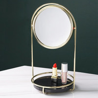 Miroir de maquillage cosmétique en fil métallique doré élégant et moderne en gros avec plateau de rangement