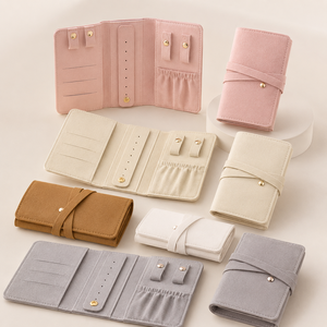 Pochette de rangement compacte pour bijoux avec porte-bagues, attaches pour boucles d'oreilles et fermeture enveloppante pour les voyages, l'organisation quotidienne et l'emballage cadeau - Product Image 1